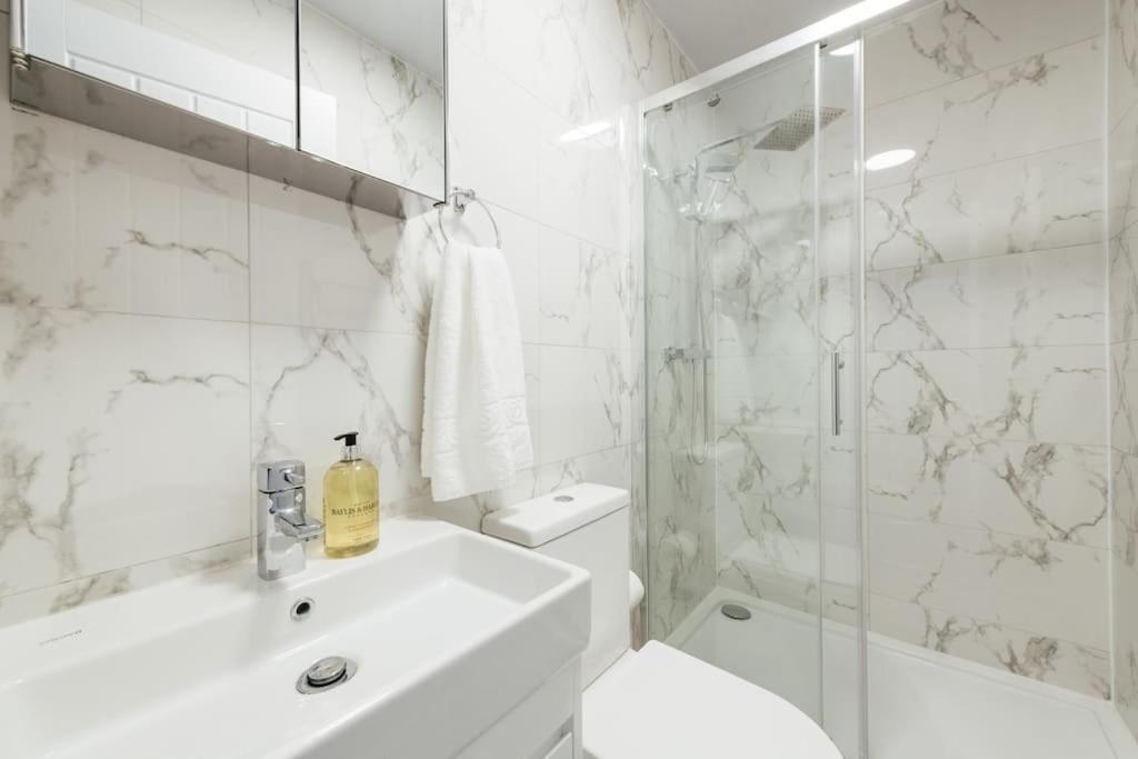 Modern 2 Bedroom Flat In Ilford, London Exterior foto